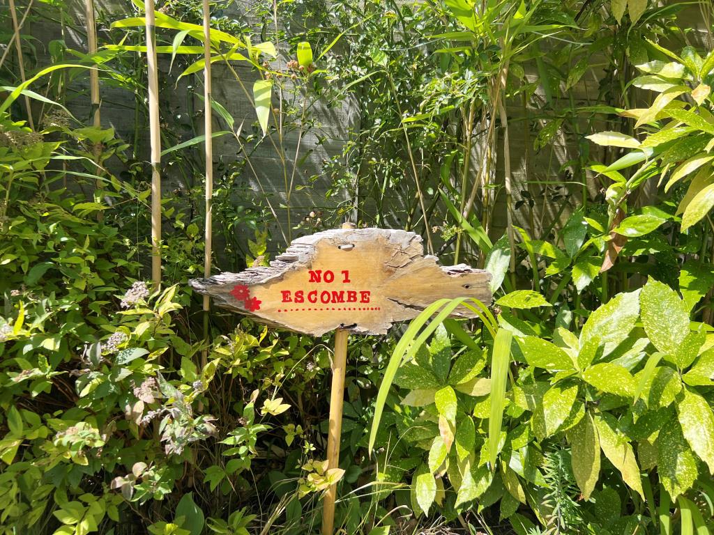 Lot: 103 - THREE-BEDROOM APARTMENT FOR IMPROVEMENT - Name sign for Escombe